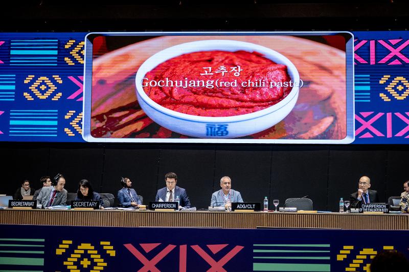 Ủy ban liên chính phủ Công ước 2003 về bảo vệ di sản văn hóa phi vật thể của UNESCO đã quyết định công nhận văn hóa làm các loại tương (Jang) truyền thống Hàn Quốc là Di sản văn hóa phi vật thể của nhân loại trong kỳ họp thứ 19 được tổ chức ở thủ đô Asuncion vào ngày 3/12 (giờ Paraguay). (Ảnh: Tài khoản flickr chính thức của UNESCO)
