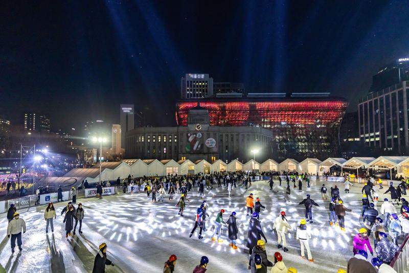 Chính quyền thành phố Seoul vào ngày 20/12 thông báo sân trượt băng Seoul Plaza nằm ở quận Jongno-gu (Seoul) sẽ được điều hành từ ngày 20/12/2024 đến ngày 9/2/2025. (Ảnh: Trang Facebook chính thức của Chính quyền thành phố Seoul)  