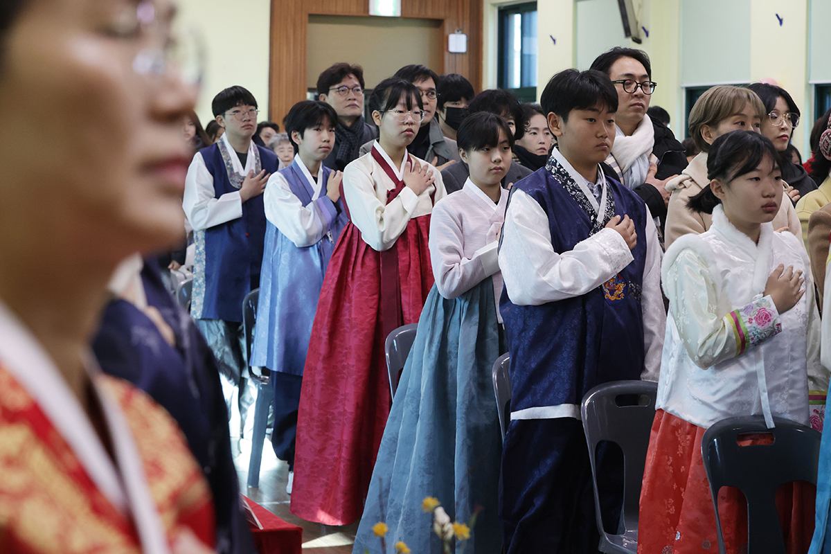 Sáng ngày 10/1/2025, các học sinh lớp 6 trong bộ Hanbok truyền thống đã tham gia lễ tốt nghiệp diễn rra ở trường tiểu học Jaedong, quận Jongno-gu, thành phố Seoul.