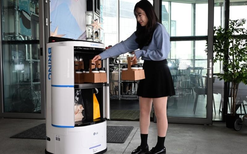 Robot phục vụ CLOi ServeBot của công ty LG Electronics. (Ảnh: LG Electronics)