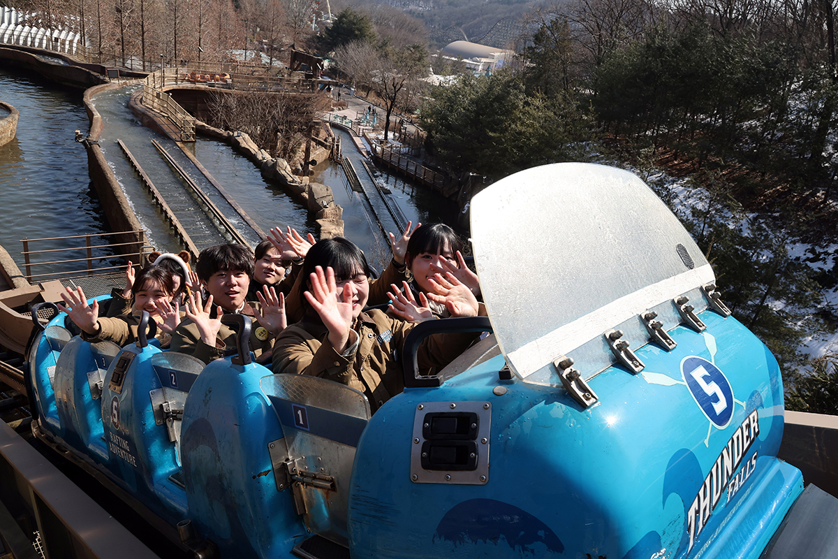 Chiều ngày 21/2/2025, tàu lượn siêu tốc Thunder Falls tại công viên giải trí Everland, thành phố Yongin (tỉnh Gyeonggi-do) đã được đưa vào hoạt động trở lại. 