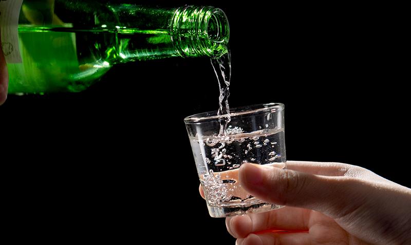 Năm ngoái, kim ngạch xuất khẩu các loại rượu Soju của Hàn Quốc lần đầu tiên vượt mốc 200 triệu USD. (Ảnh: Korea.net)