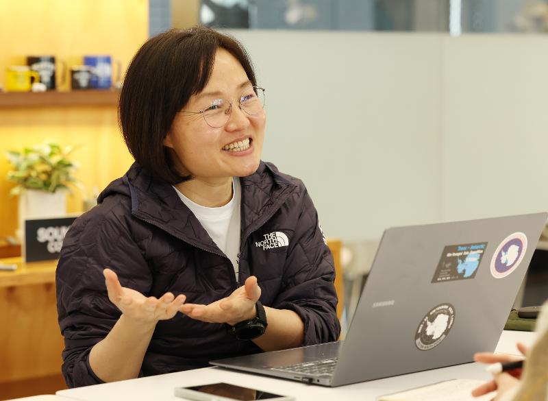 Cô Kim Young-mi trong buổi phỏng vấn với cổng thông tin điện tử Korea.net ở quận Jung-gu, thành phố Seoul vào ngày 19/3/2025. (Ảnh: Lee Jeong Woo / Korea.net)