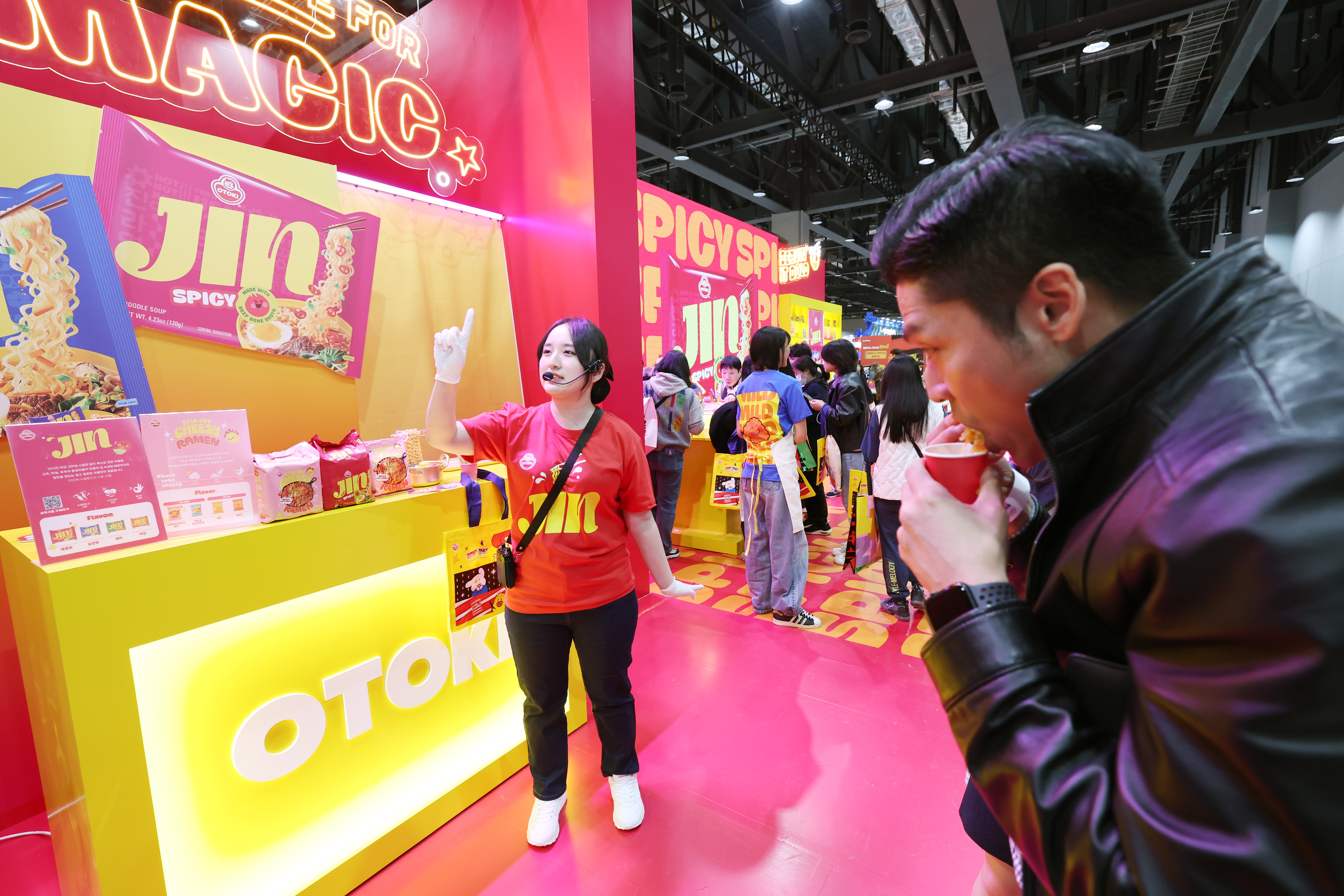 Ng&agrave;y 4/4/2025, một du kh&aacute;ch đến tham quan Hội chợ m&igrave; ăn liền quốc tế H&agrave;n Quốc 2025 đ&atilde; ăn thử một loại m&igrave; ăn liền (Ramyeon) ở Trung t&acirc;m hội nghị COEX Magok, quận Gangseo-gu (Seoul).
