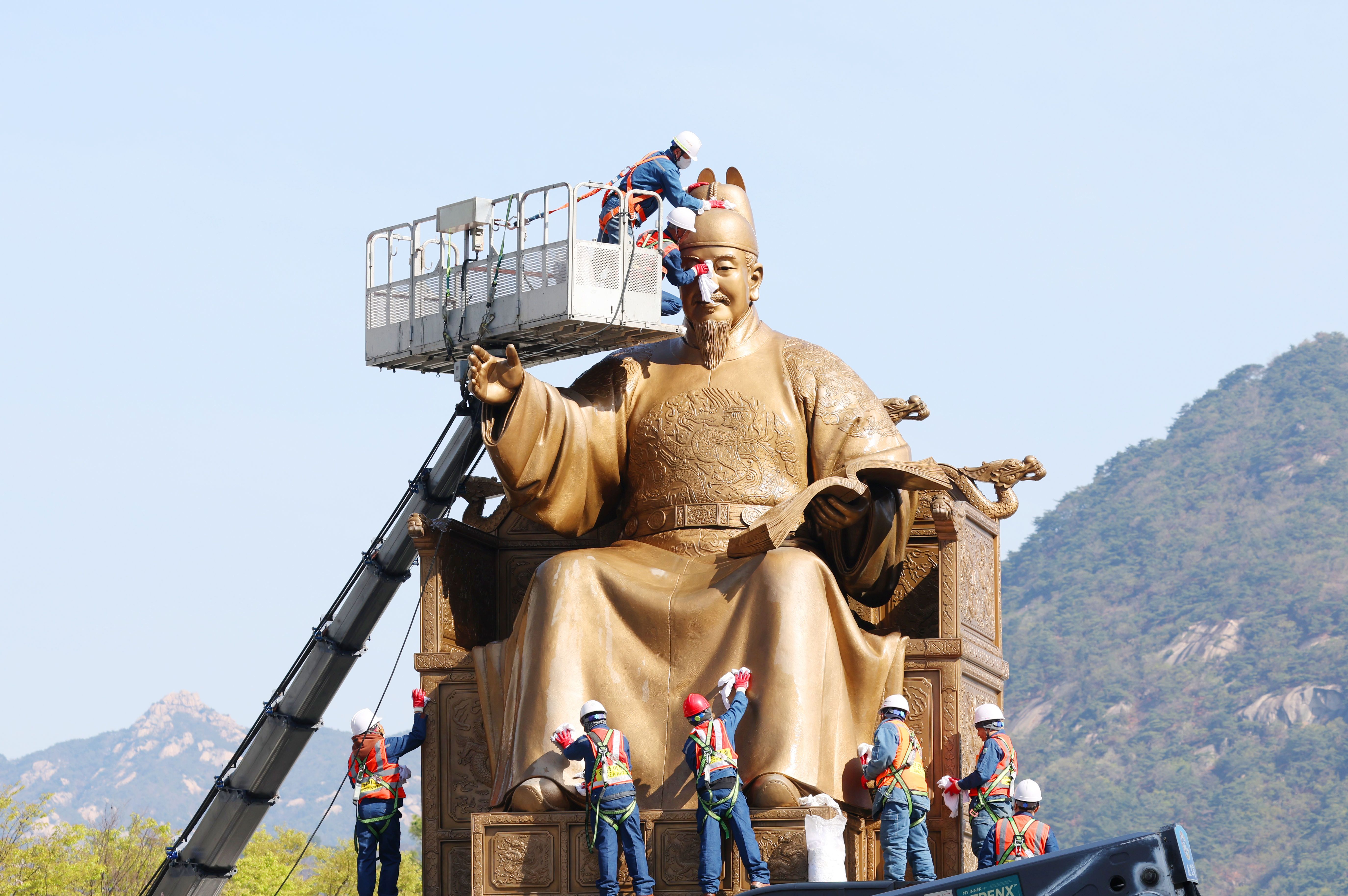 Ngày 15/4/2025, các công nhân đã vệ sinh bức tượng đồng của vua Sejong Đại đế (năm 1397-1450), vị vua thứ tư của triều đại Joseon (năm 1392-1910), tại quảng trường Gwanghwamun, quận Jongno-gu, thành phố Seoul.