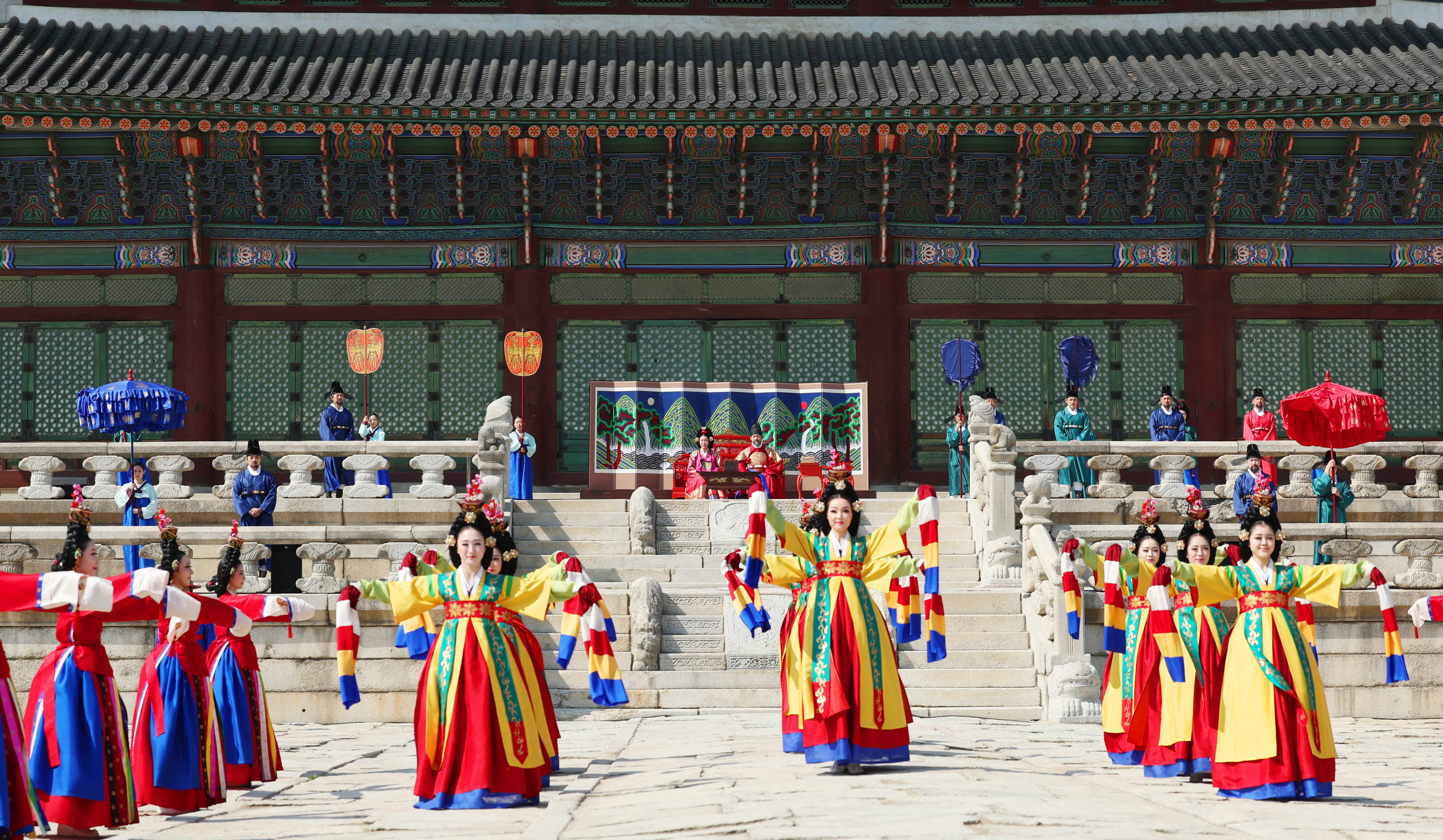 Ngày 28/4/2025, “Du hành thời gian: Vua Sejong” - chương trình tái hiện cuộc sống thường ngày của hoàng gia thời Joseon (năm 1392-1910), đã được tổ chức ở điện Geunjeongjeon của cung điện Gyeongbokgung, quận Jongno-gu, thành phố Seoul.
