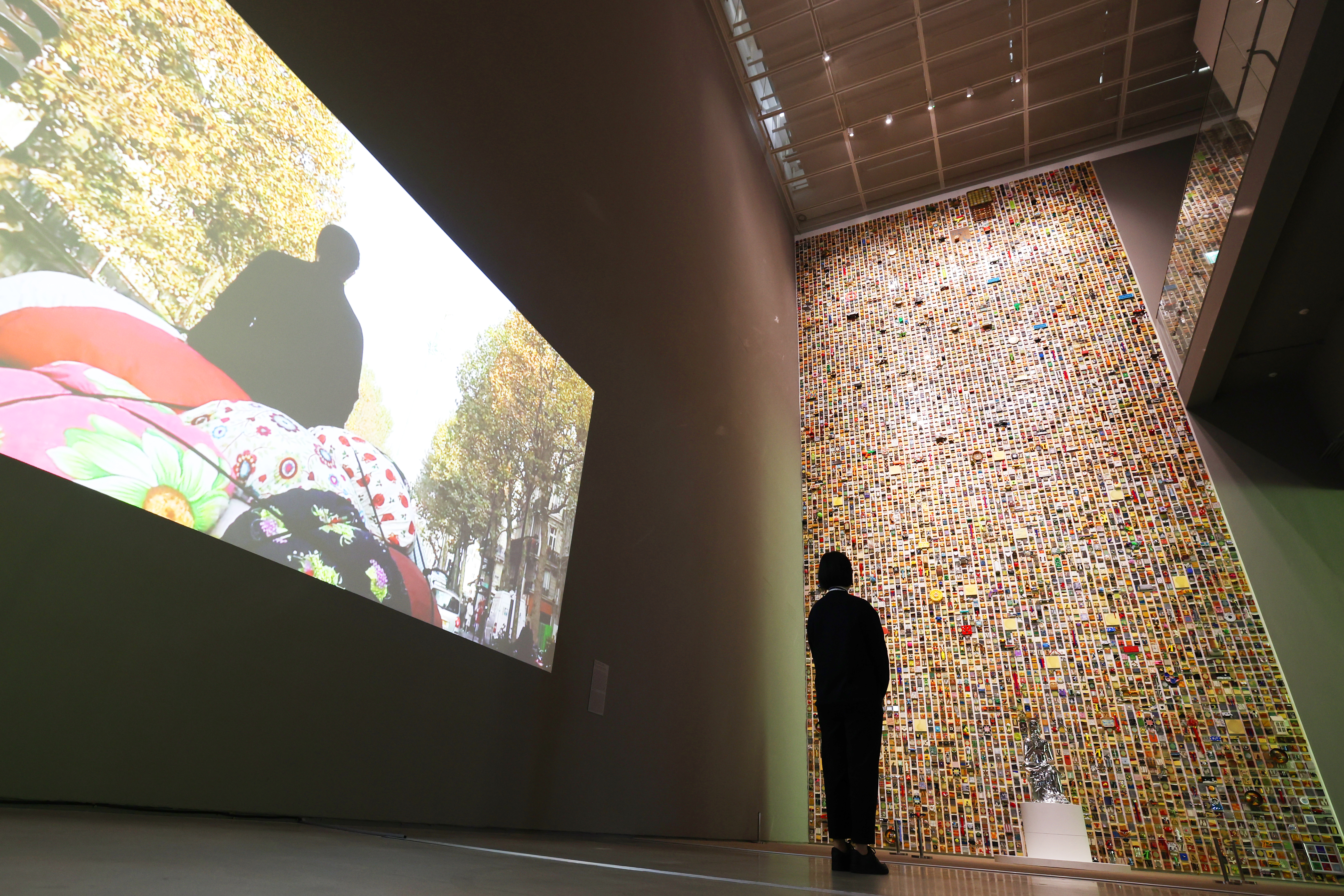 Ngày 26/5/2025, một khách tham quan xem tác phẩm trong triểm lãm “MMCA Collection: Korean Contemporary Art” (tạm dịch: Bộ sưu tập MMCA: Nghệ thuật đương đại Hàn Quốc) được tổ chức ở Bảo tàng Nghệ thuật Hiện đại và Đương đại Quốc gia Hàn Quốc (MMCA), quận Jongno-gu, thành phố Seoul.