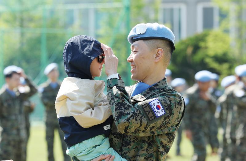Sáng ngày 2/5/2025, một binh sĩ của Đơn vị Dongmyeong đã nói lời tạm biệt với con gái của mình trong “Lễ xuất quân Đơn vị Dongmyeong thứ 31” được tổ chức tại quận Gyeyang-gu, thành phố Incheon.