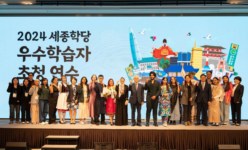 Những thí sinh giành giải thưởng tại “Cuộc thi Nói - Viết tiếng Hàn Học viện King Sejong 2024” đã chụp ảnh kỷ niệm trong chương trình trải nghiệm văn hóa Hàn Quốc diễn ra vào tháng 10/2024. (Ảnh: Quỹ Học viện King Sejong)