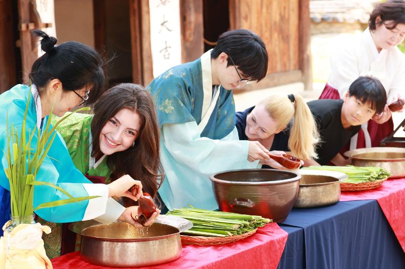 Chiều ngày 29/5/2025, tức 2 ngày truớc khi đón Tết Đoan Ngọ (ngày 5/5 theo âm lịch), du khách nước ngoài tham gia chương trình trải nghiệm gội đầu với nước lá xương bồ tại Bảo tàng Dân gian Quốc gia Hàn Quốc, quận Jongno-gu, thành phố Seoul.