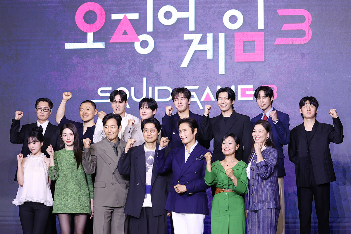 Ngày 9/6/2025, đạo diễn Hwang Dong-hyuk và dàn diễn viên đóng “Squid Game 3” đã chụp ảnh kỷ niệm trong một cuộc họp báo diễn ra ở khách sạn Seoul Dragon City, quận Yongsan-gu, thành phố Seoul. 