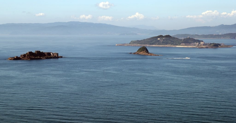 Đảo Hashima (bên trái) và đảo Takashima ở quận Nagasaki (Nhật Bản), nơi mà người Hàn Quốc bị ép buộc làm việc trong thời kỳ thực dân Nhật Bản chiếm đóng Bán đảo Triều Tiên. (Ảnh: Yonhap News)