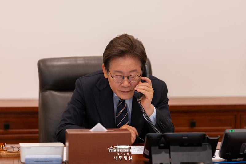 Tổng thống Hàn Quốc Lee Jae Myung đã điện đàm với Thủ tướng Singapore Lawrence Wong tại trụ sở chính của Văn phòng Tổng thống Hàn Quốc, quận Yongsan-gu, thành phố Seoul vào ngày 30/6/2025. (Ảnh: Văn phòng Tổng thống Hàn Quốc)