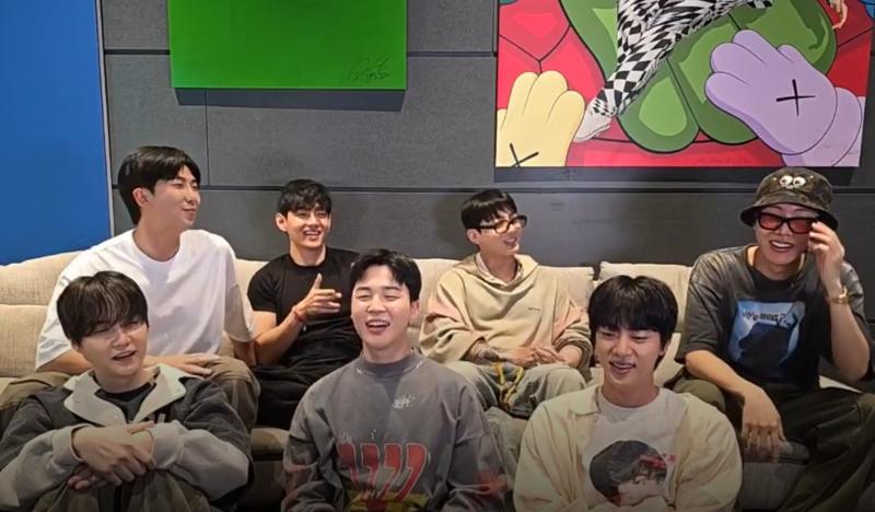 Nhóm nhạc K-pop BTS đã tiết lộ kế hoạch phát hành album mới và tổ chức chuyến lưu diễn vòng quanh thế giới vào mùa xuân năm sau. (Ảnh: Chụp màn hình từ trang web chính thức của Weverse)
