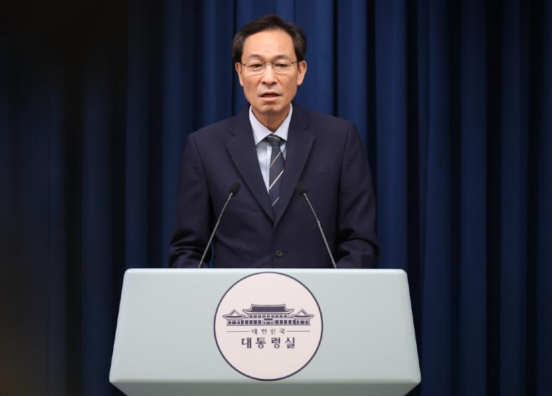 Ông Woo Sang-ho - Thư ký cấp cao phụ trách các vấn đề chính trị của Tổng thống Hàn Quốc, đã có buổi họp báo về lễ nhậm chức chính thức của Tổng thống Hàn Quốc Lee Jae Myung tại trụ sở chính của Văn phòng Tổng thống Hàn Quốc, quận Yongsan-gu, thành phố Seoul. (Ảnh: Yonhap News)