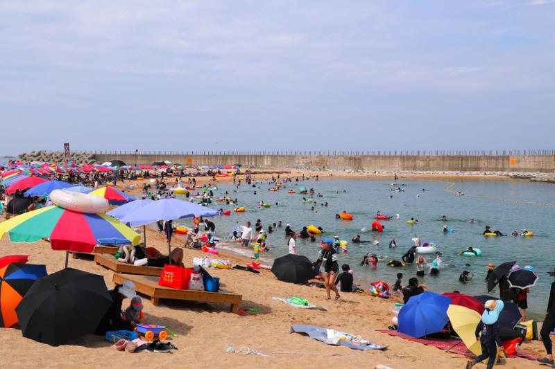 Ngày 31/7/2025, bãi biển Deungdae ở thành phố Sokcho, tỉnh Gangwon-do chất kín du khách nghỉ hè.