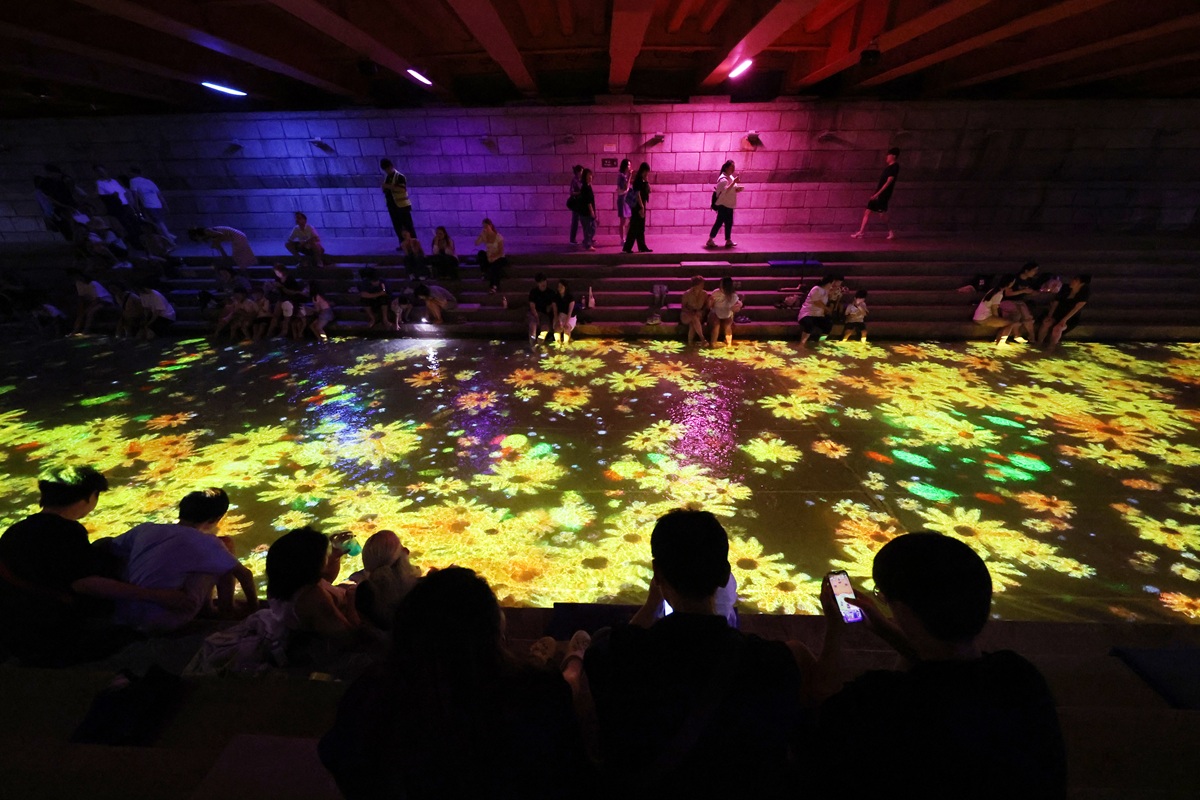 Ngày 31/7/2025, du khách đến suối Cheonggyecheon ở quận Jongno-gu (Seoul) đã chiêm ngưỡng tác phẩm nghệ thuật truyền thông “Cheonggye Soul Ocean” (tạm dịch: Đại dương tâm hồn Cheonggye).
