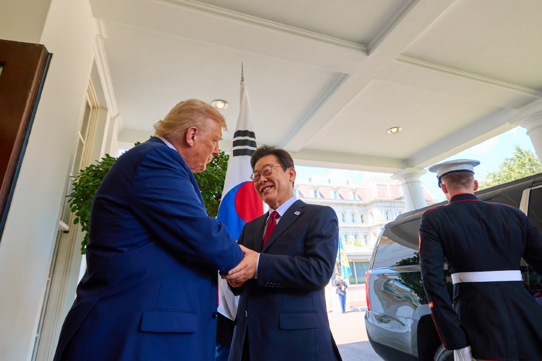 Ngày 19/8, Tổng thống Lee Jae Myung đã bày tỏ sự ủng hộ đối với Tổng thống Mỹ Donald Trump, người thể hiện mong muốn tổ chức hội nghị thượng đỉnh Mỹ-Triều, trên trang mạng xã hội cá nhân. Ông Lee cho biết: “Tôi sẽ nỗ lực hết sức để đóng vai trò ‘người dẫn nhịp’ (pacemaker), thúc đẩy và hỗ trợ các hoạt động ‘kiến tạo hòa bình’ (peacemaker) của Tổng thống Trump.” Trong ảnh, Tổng thống Lee Jae Myung (thứ hai từ trái sang) bắt tay Tổng thống Mỹ Donald Trump, người ra đón ông khi ông đến Nhà Trắng ở Washington ngày 25/8 năm ngoái. (Ảnh: Yonhap News)