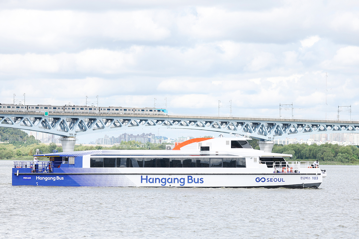 Ng&agrave;y 18/9/2025, Hangang Bus (xe bu&yacute;t s&ocirc;ng Hangang) - xe bu&yacute;t đường s&ocirc;ng c&ocirc;ng cộng đầu ti&ecirc;n của th&agrave;nh phố Seoul đ&atilde; ch&iacute;nh thức đi v&agrave;o hoạt động. 