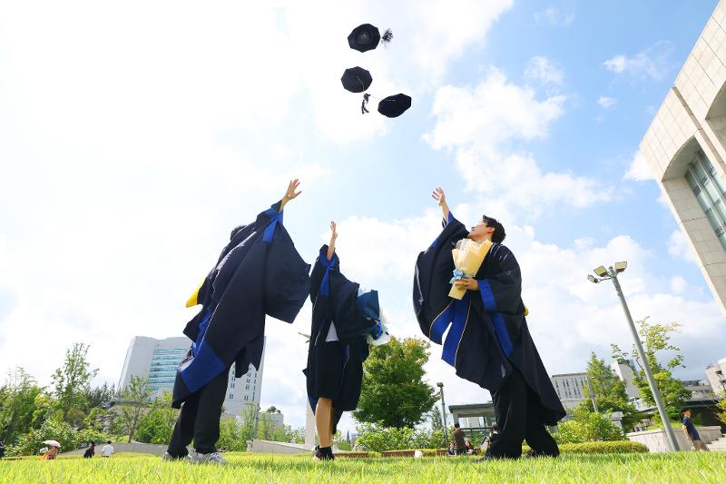 Các sinh viên trong lễ tốt nghiệp của trường Đại học Yeonsei diễn ra ở quận Seodaemungu, thành phố Seoul. (Ảnh: Lee Jeong Woo / Korea.net)