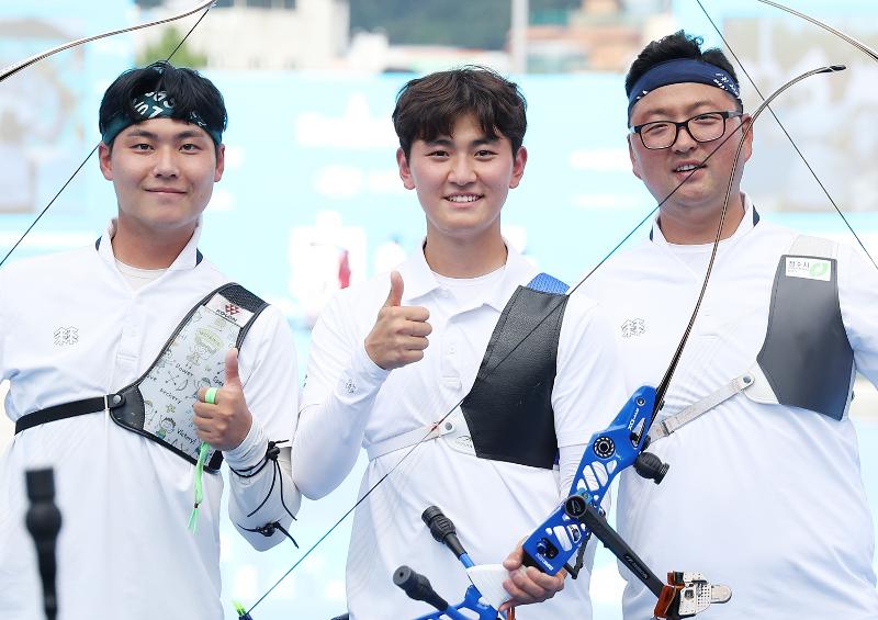 Các nam cung thủ Lee Woo Seok, Kim Je Deok và Kim Woojin của Hàn Quốc đã chụp ảnh kỷ niệm sau khi giành chiến thắng trong vòng chung kết nội dung cung 1 dây (Recurve) đồng đội nam thuộc tại Giải vô địch bắn cung thế giới Hyundai - Gwangju 2025 diễn ra ở thành phố Gwangju vào ngày 10/9/2025. (Ảnh: Yonhap News)
