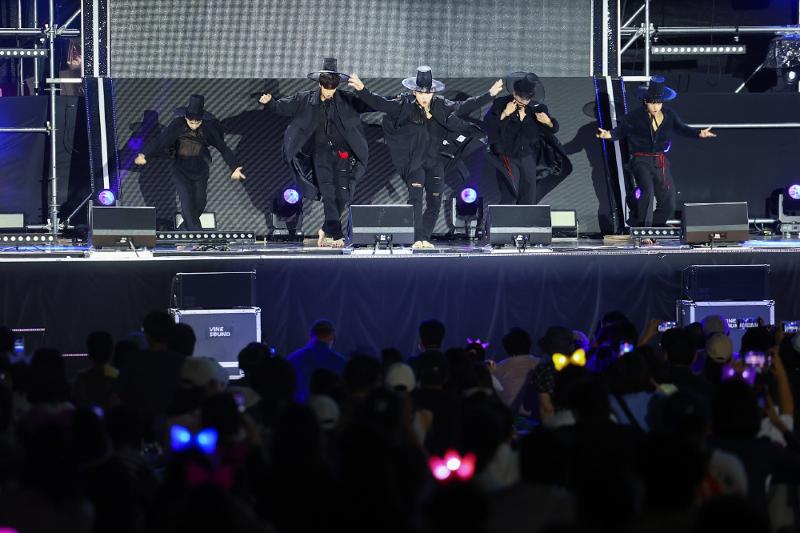 Một đội nhảy đã thực hiện màn nhảy cover “Your Idol” của Saja Boys trong lễ hội “Seoul Hunters Festival 2025” được tổ chức tại quảng trường Seoul Plaza, quận Jung-gu, thành phố Seoul vào ngày 14/9/2025. (Ảnh: Yonhap News)