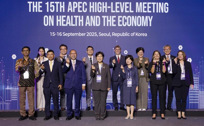 Bộ trưởng Bộ Phúc lợi và Y tế Hàn Quốc Jeong Eun Kyeong (thứ tư từ trái sang, hàng trước) đã chụp ảnh kỷ niệm cùng các đại biểu tham dự Hội nghị cấp cao Diễn đàn Hợp tác Kinh tế Châu Á - Thái Bình Dương (APEC) lần thứ 15 về Y tế và Kinh tế, diễn ra ở khách sạn Silla Seoul, quận Jung-gu, thành phố Seoul vào ngày 15/9/2025. (Ảnh: Bộ Phúc lợi và Y tế Hàn Quốc) 