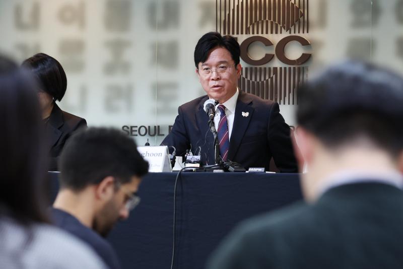 Bộ trưởng Bộ Việc làm và Lao động Hàn Quốc Kim Young Hoon trong một buổi thuyết trình chính sách diễn ra ở Trung tâm Báo chí Hàn Quốc, quận Jung-gu, thành phố Seoul vào ngày 20/10/2025. (Ảnh: Lee Jeong Woo / Korea.net)