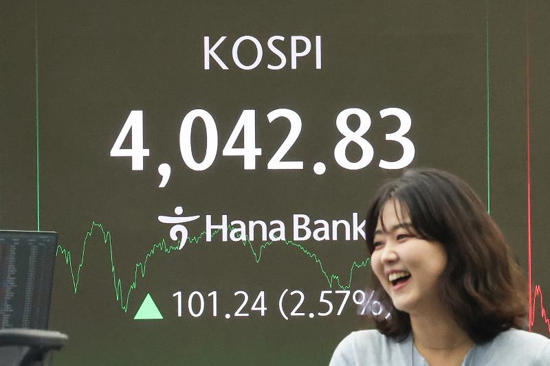 Chỉ số gi&aacute; cổ phiếu tổng hợp H&agrave;n Quốc (KOSPI, Korea Composite Stock Price Index) tr&ecirc;n bảng điện tử tại trụ sở ch&iacute;nh Ng&acirc;n h&agrave;ng Hana, quận Jung-gu, th&agrave;nh phố Seoul v&agrave;o ng&agrave;y 27/10/2025. (Ảnh: Yonhap News)스