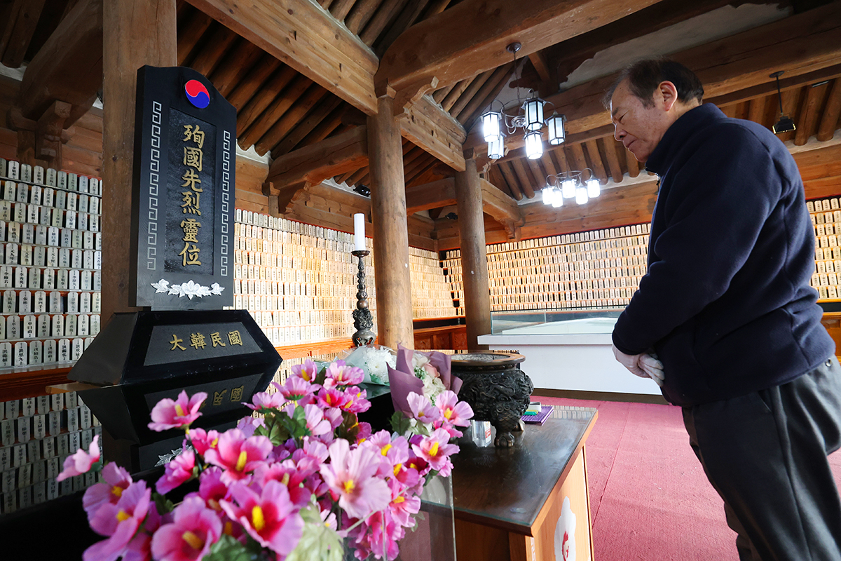 Ngày 17/11/2025, đánh dấu kỷ niệm Ngày tưởng niệm các anh hùng, liệt sĩ yêu nước lần thứ 86, một người đàn ông đã dành phút mặc niệm tuởng nhớ những anh hùng, liệt sĩ đã hy sinh vì đất nước tại Công viên Độc lập Seodaemun ở quận Seodaemun-gu, thành phố Seoul. 