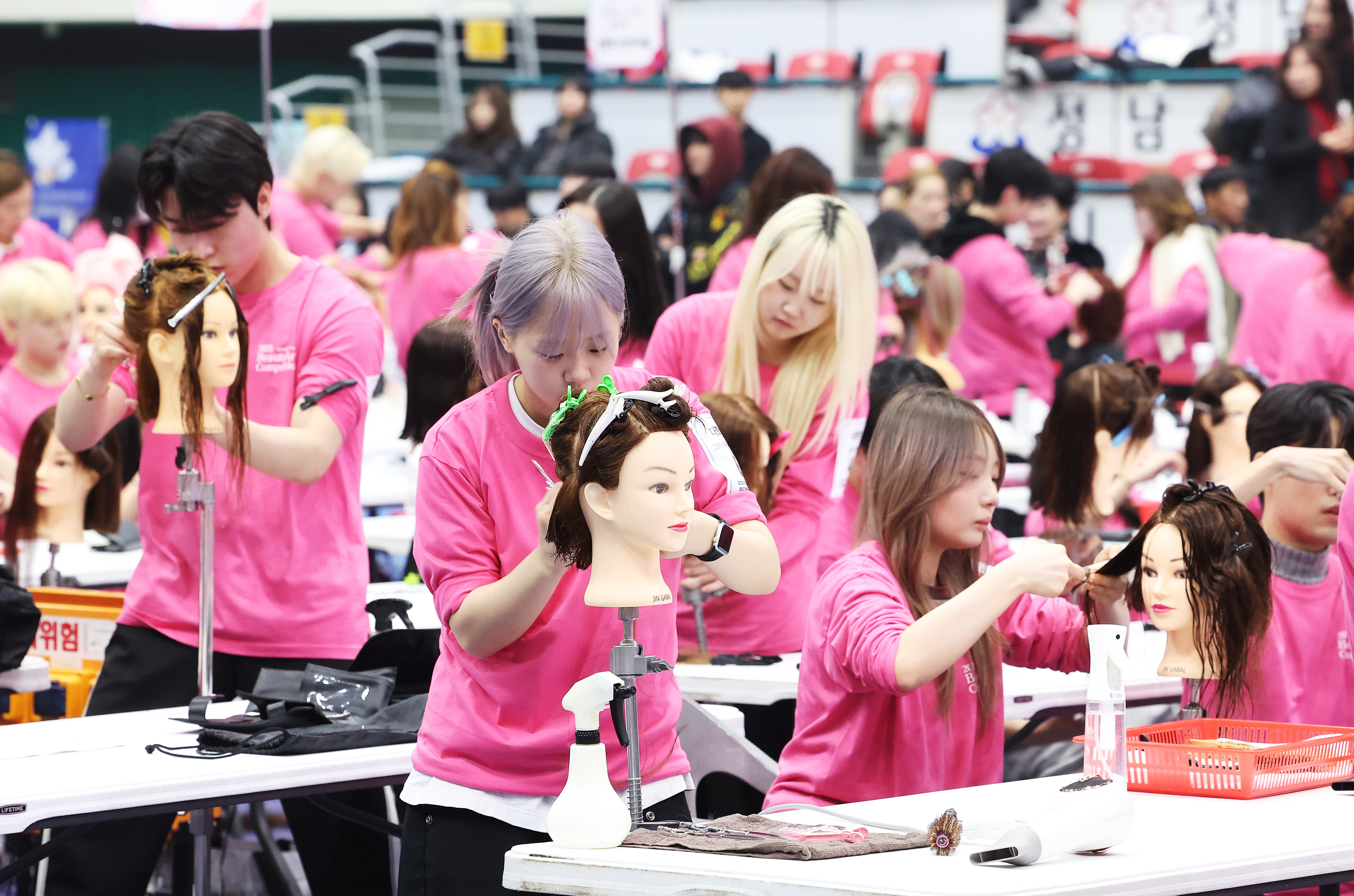 Ngày 18/11/2025, các nhà tạo mẫu tóc đã tham gia Cuộc thi Nghệ thuật Làm đẹp cúp Thống đốc tỉnh Gyeonggi-do diễn ra ở  hu liên hợp thể thao Seongnam, quận Jungwon-gu, thành phố Seongnam, tỉnh Gyeonggi-do.