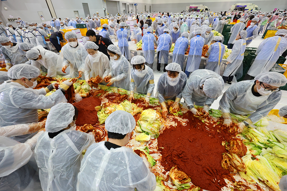 Ngày 19/11/2025, trong một sự kiện diễn ra ở Trung tâm hội nghị và triển lãm Busan (BEXCO), quận Haeundae-gu (Busan), hơn 1.000 người tham gia từ các công ty, tổ chức và nhóm cộng đồng cũng như tình nguyện viên đã cùng nhau làm Kimchi để chia sẻ với khoảng 6.200 hộ gia đình.