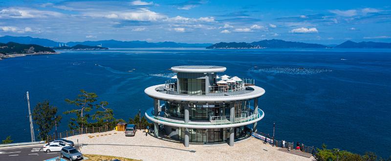 Đ&agrave;i quan s&aacute;t ven biển Mulmi, huyện Namhae, tỉnh Gyeongsangnam-do. Từ đ&agrave;i quan s&aacute;t độc đ&aacute;o như đang lơ lửng tr&ecirc;n biển Namhae n&agrave;y, du kh&aacute;ch c&oacute; thể ngắm 360 độ to&agrave;n bộ phong cảnh. (Ảnh: Ch&iacute;nh quyền huyện Namhae) 
