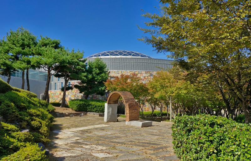 M&aacute;i v&ograve;m của khu Dome House thuộc Bảo t&agrave;ng Clayarch Gimhae ở th&agrave;nh phố Gimhae, tỉnh Gyeongsangnam-do, nh&igrave;n từ lối đi bộ. (Ảnh: Tổng cục Du lịch H&agrave;n Quốc)   