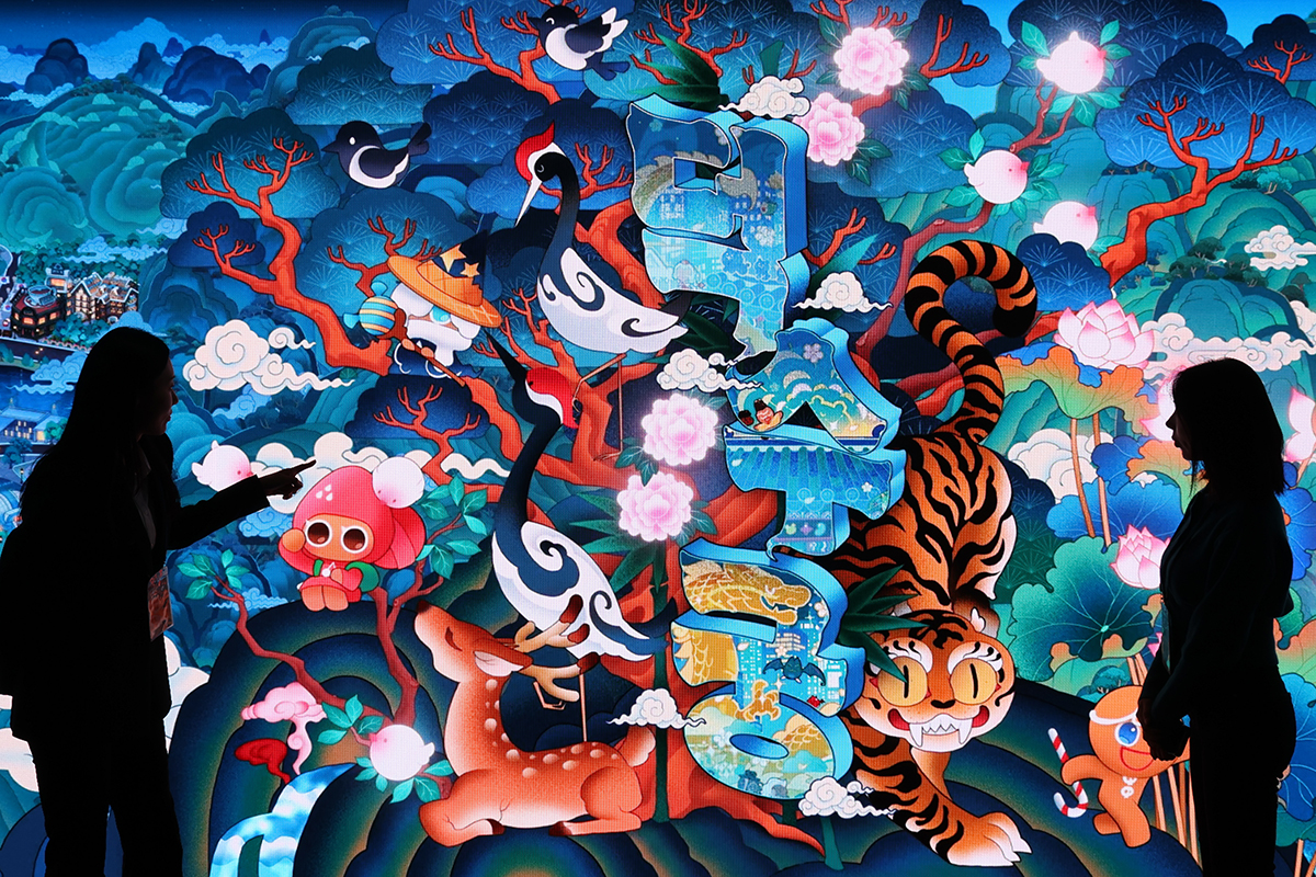 Ng&agrave;y 8/12/2025, một nh&acirc;n vi&ecirc;n đ&atilde; xem một t&aacute;c phẩm được trưng b&agrave;y trong triển l&atilde;m &ldquo;CookieRun: T&igrave;m kiếm di sản biến mất của H&agrave;n Quốc&rdquo; diễn ra ở điện Dondeokjeon của cung điện Deoksugung, quận Jung-gu, th&agrave;nh phố Seoul. 