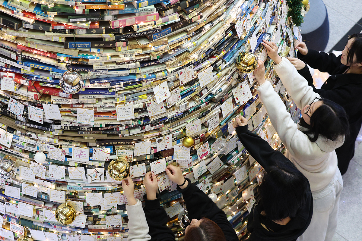 Ng&agrave;y 16 /12/2025, c&aacute;c sinh vi&ecirc;n đ&atilde; treo c&aacute;c mảnh giấy ước nguyện l&ecirc;n một c&acirc;y th&ocirc;ng Noel được lắp đặt tại thư viện Changpa thuộc khu&ocirc;n vi&ecirc;n Gyeongsan của Đại học Daegu ở th&agrave;nh phố Gyeongsan, tỉnh Gyeongsangbuk-do. C&acirc;y th&ocirc;ng Noel cao 1,5 m&eacute;t v&agrave; rộng 9 m&eacute;t được l&agrave;m từ 4.000 cuốn s&aacute;ch dự kiến sẽ bị vứt bỏ. 