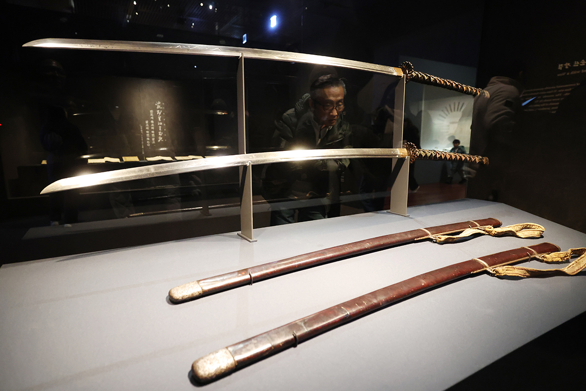 Ng&agrave;y 21/1/2025, một kh&aacute;ch tham quan đ&atilde; chi&ecirc;m ngưỡng thanh kiếm d&agrave;i trong triển l&atilde;m &ldquo;Vị đ&ocirc; đốc vĩ đại Yi Sun-sin&rdquo; diễn ra ở Bảo t&agrave;ng Quốc gia H&agrave;n Quốc, quận Yongsan-gu, th&agrave;nh phố Seoul.