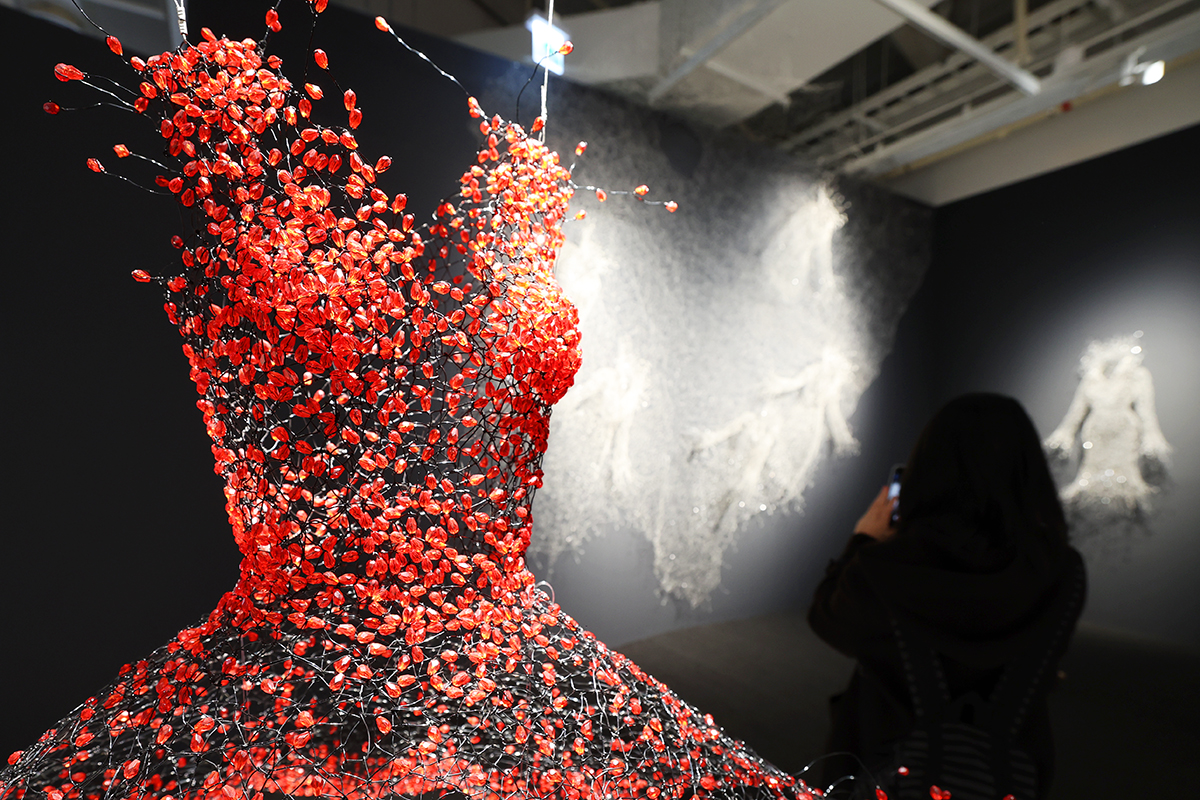 Ng&agrave;y 27/1/2026, một kh&aacute;ch tham quan chụp ảnh t&aacute;c phẩm v&aacute;y đầm được trưng b&agrave;y tại triển l&atilde;m &ldquo;Dancing, Dreaming, Enlightening&rdquo; của nghệ sĩ Geum Keysook, diễn ra ở Bảo t&agrave;ng Nghệ thuật Thủ c&ocirc;ng Seoul, quận Jongno-gu, th&agrave;nh phố Seoul. 