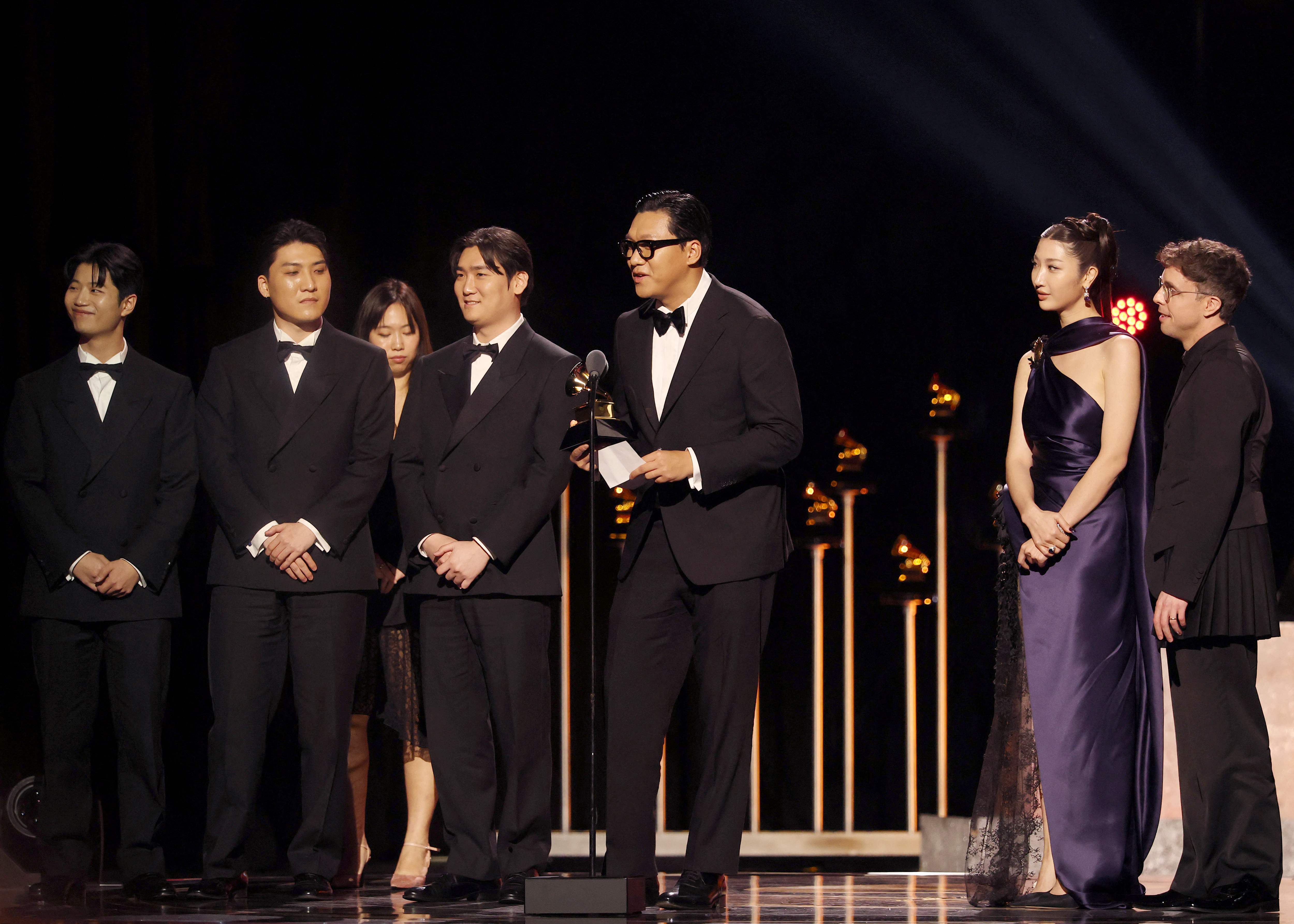 ▲ Tại buổi lễ trao giải trước lễ ch&iacute;nh thức (Premiere Ceremony) của &ldquo;Giải Grammy lần thứ 68&rdquo; được tổ chức ở Los Angeles (Mỹ) v&agrave;o tối 1/2 (giờ Mỹ), ca kh&uacute;c &ldquo;Golden&rdquo; đ&atilde; được c&ocirc;ng bố đoạt giải ở hạng mục &ldquo;B&agrave;i h&aacute;t hay nhất được s&aacute;ng t&aacute;c cho phương tiện truyền th&ocirc;ng h&igrave;nh ảnh&rdquo; (Best Song Written For Visual Media). Trong ảnh l&agrave; c&aacute;c nhạc sĩ s&aacute;ng t&aacute;c &ldquo;Golden&rdquo; đang ph&aacute;t biểu cảm nghĩ. (Ảnh: Yonhap News)