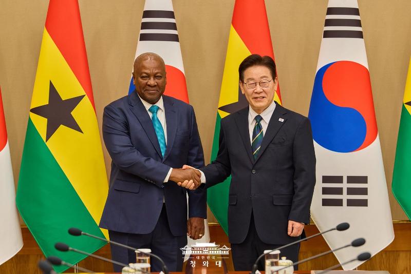 Tổng thống H&agrave;n Quốc Lee Jae Myung v&agrave; Tổng thống Ghana John Dramani Mahama bắt tay trước thềm cuộc hội đ&agrave;m cấp cao tại Nh&agrave; Xanh ở Seoul v&agrave;o ng&agrave;y 11/3. (Ảnh: Nh&agrave; Xanh).