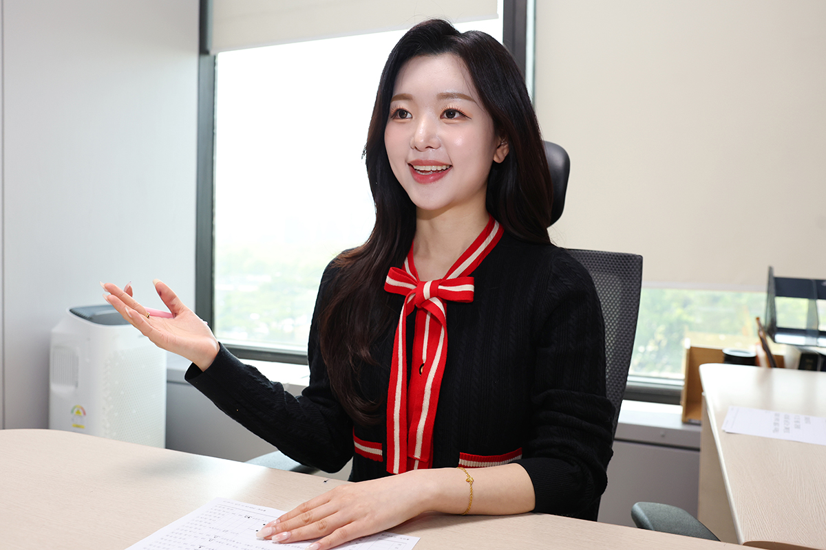 Noh Hee-ji đang chia sẻ về cơ duyên theo đuổi nghề dẫn bản tin và câu chuyện cuộc đời của cô trong buổi phỏng vấn với Korea.net. (Ảnh: Lee Jeong Woo)