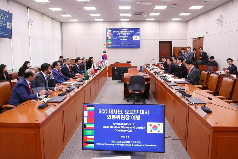 Ng&agrave;y 8/4, tại Quốc hội, Chủ tịch Ủy ban Đối ngoại v&agrave; Thống nhất Kim Seok-gi c&ugrave;ng c&aacute;c th&agrave;nh vi&ecirc;n ủy ban đ&atilde; gặp c&aacute;c đại sứ của 6 nước Hội đồng Hợp t&aacute;c V&ugrave;ng Vịnh (GCC) v&agrave; Jordan tại H&agrave;n Quốc để thảo luận về t&igrave;nh h&igrave;nh Trung Đ&ocirc;ng v&agrave; c&aacute;c phương &aacute;n hợp t&aacute;c. (Ảnh:&nbsp;Ủy ban Đối ngoại v&agrave; Thống nhất Quốc hội)