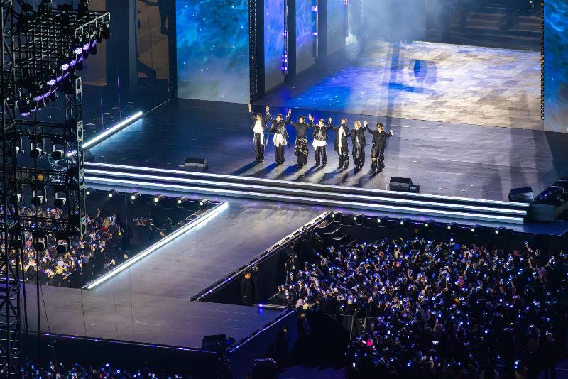 BTS&nbsp;biểu diễn trong chương tr&igrave;nh &ldquo;BTS Comeback Live: ARIRANG&rdquo; tại quảng trường Gwanghwamun ở Seoul ng&agrave;y 21/3. (Ảnh: BigHit Music/Netflix)
