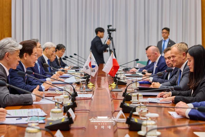 Tổng thống Lee Jae Myung&nbsp;hội đ&agrave;m thượng đỉnh với Thủ tướng Ba Lan Donald Tusk tại Nh&agrave; Xanh v&agrave;o s&aacute;ng 13/4. (Ảnh: Nh&agrave; Xanh)