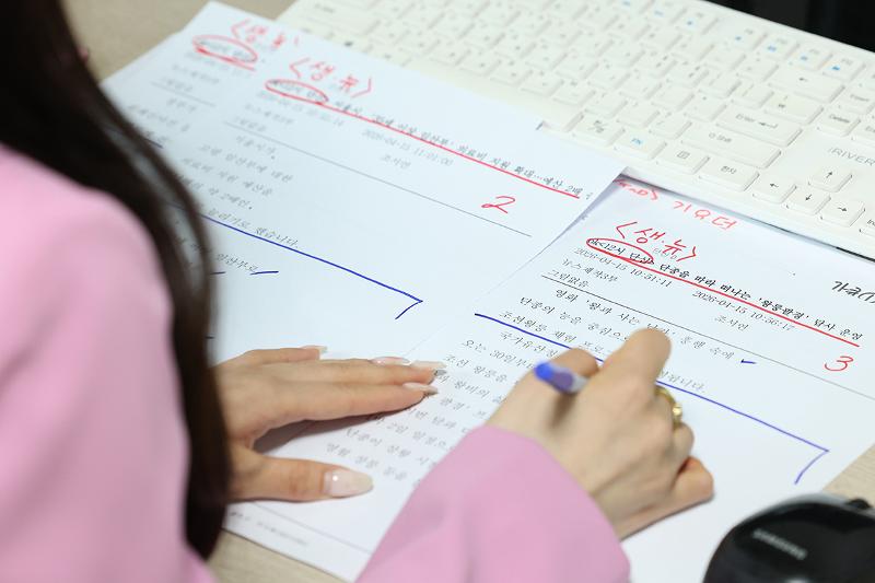 Phát thanh viên Noh Hee-ji đang kiểm tra kịch bản trước khi dẫn bản tin trực tiếp. (Ảnh: Lee Jeong Woo)