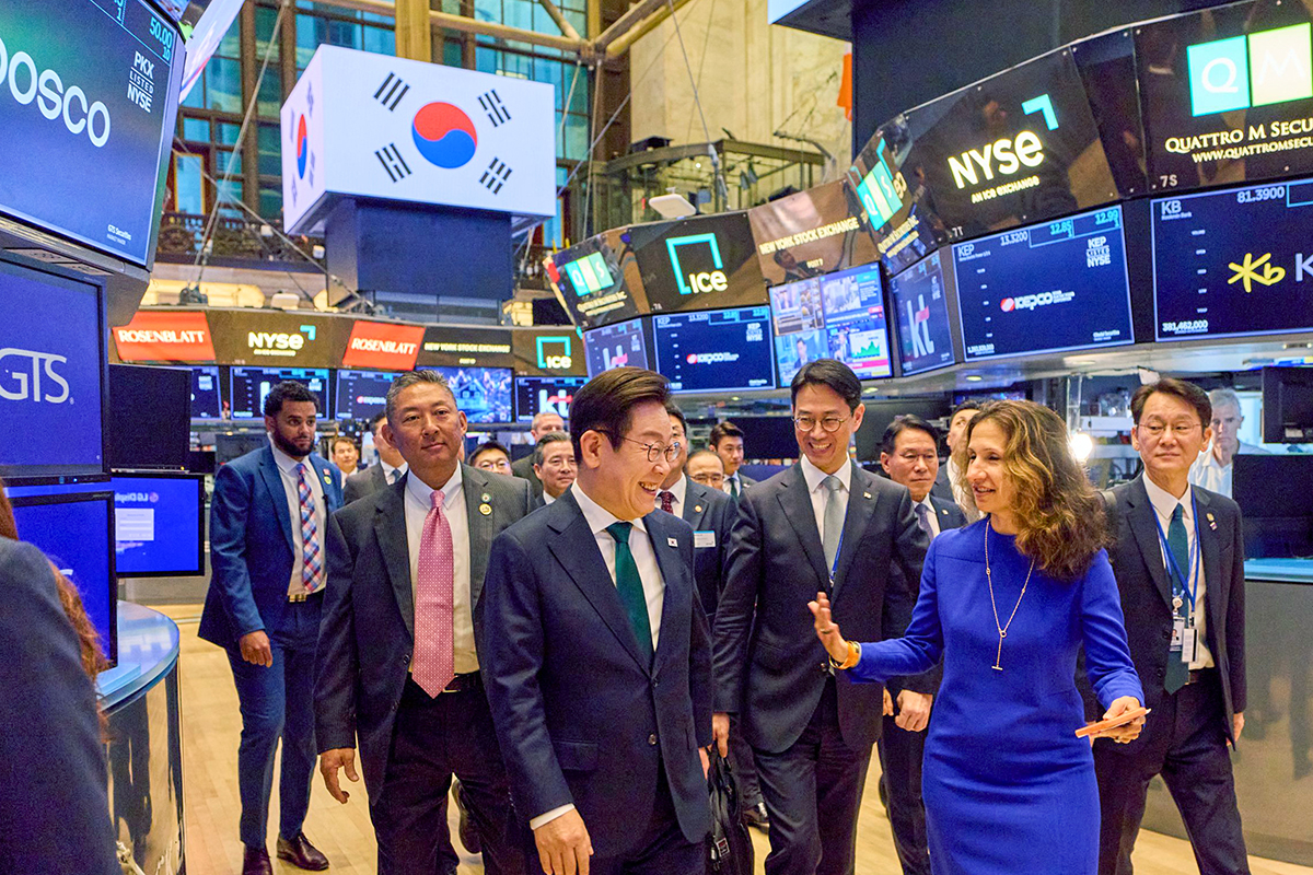 Tổng thống Lee Jae Myung trao đổi với đại diện của Sở Giao dịch Chứng khoán New York tại Mỹ trong chuyến thăm nơi này ngày 25/9/2025. (Ảnh: Nhà Xanh)