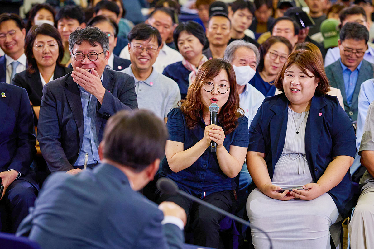 Tổng thống Lee Jae Myung lắng nghe ý kiến của một người dân địa phương tại sự kiện “Đối thoại với người dân vùng Chungcheong” diễn ra ngày 4/7/2025. (Ảnh: Nhà Xanh)