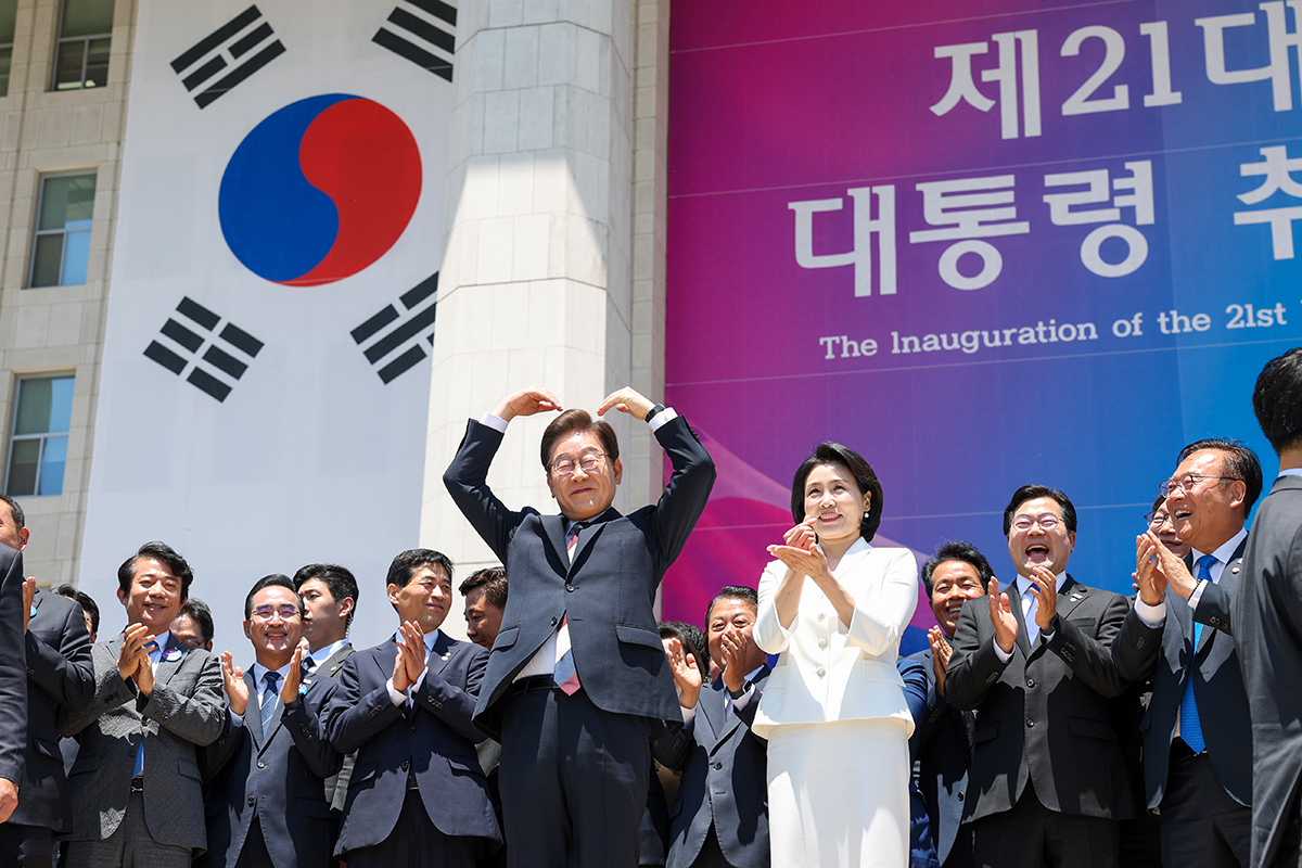 Tổng thống Lee Jae Myung và phu nhân Kim Hye Kyung thả tim về phía người dân khi rời lễ nhậm chức tại Quốc hội ngày 4/6/2025. (Ảnh: Lee Jeong Woo/Korea.net)