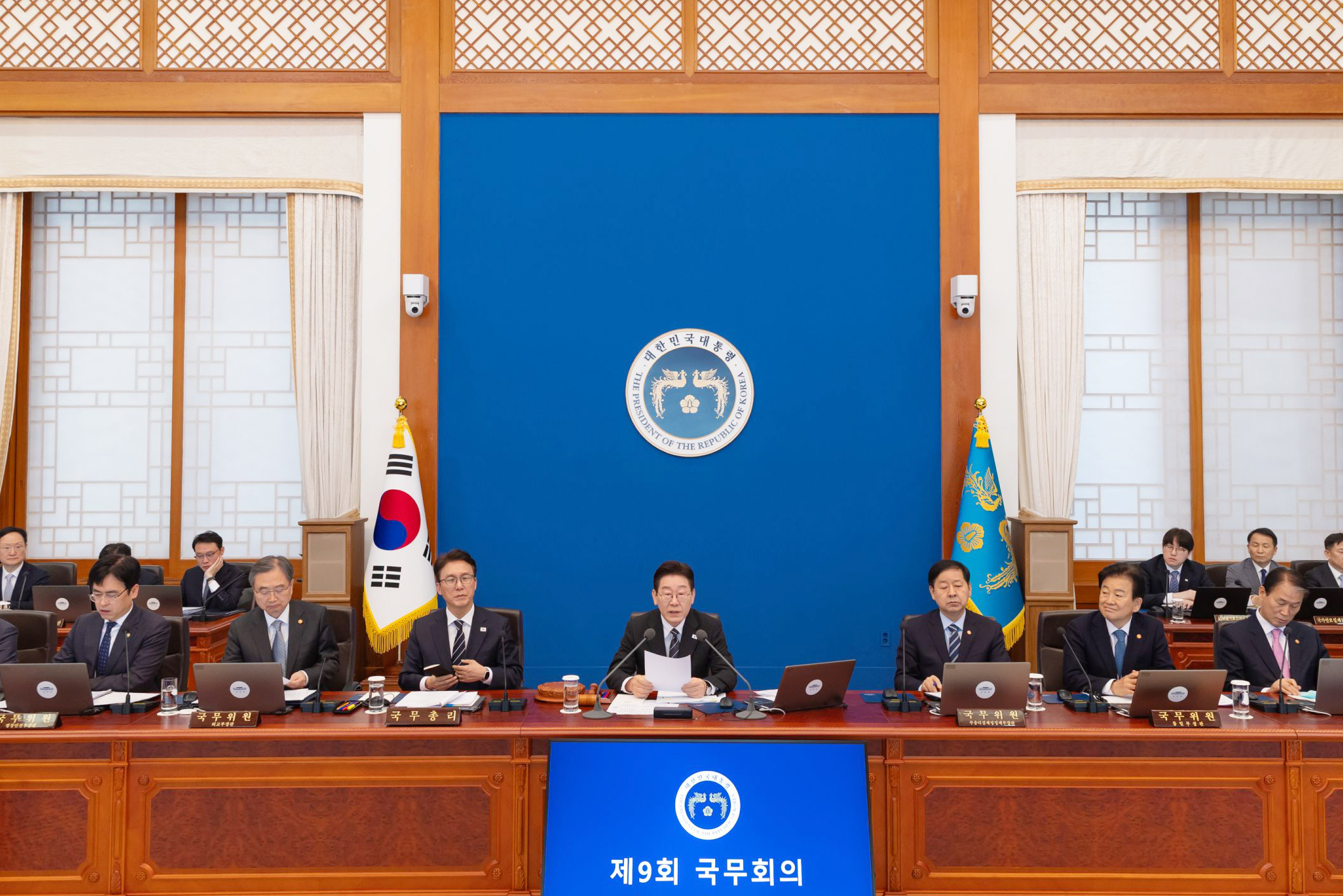 Tổng thống Lee Jae Myung phát biểu tại phiên họp Nội các lần thứ 9 được tổ chức tại Nhà Xanh ngày 10/3/2026. Phiên họp được phát sóng trực tiếp đến công chúng. (Ảnh: Nhà Xanh)