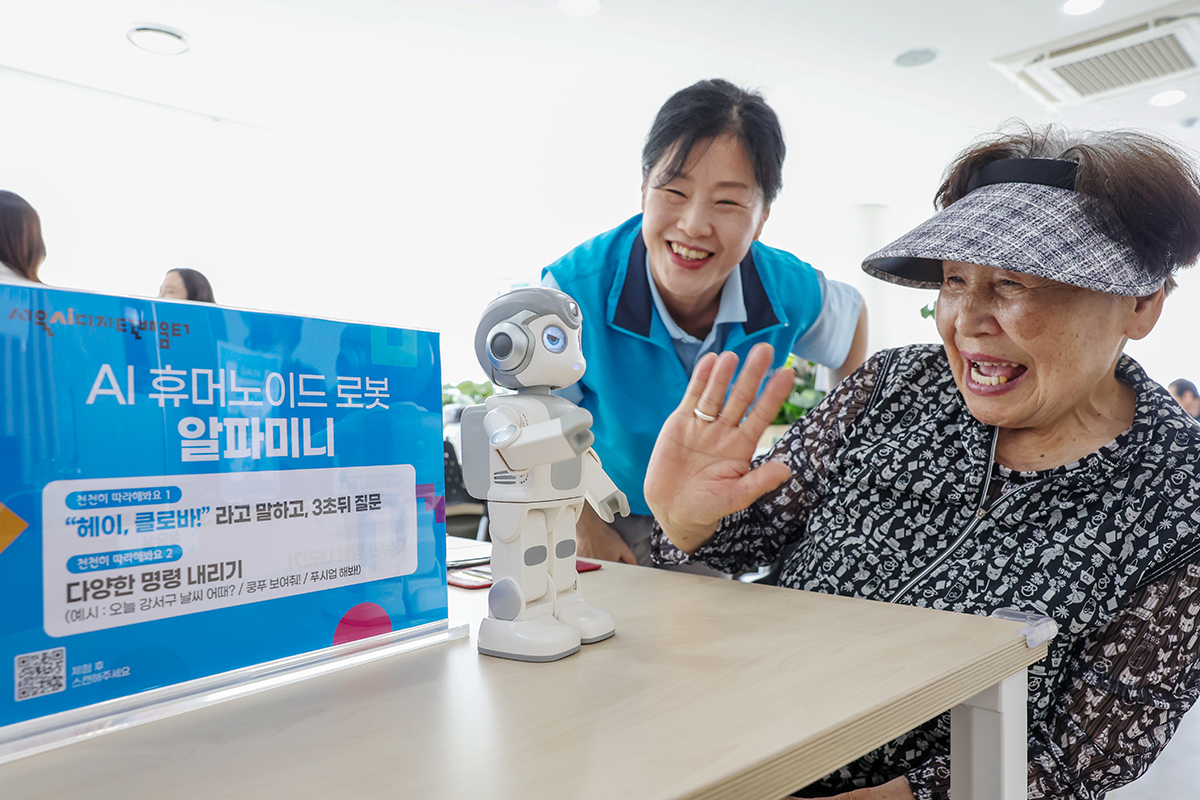 Ng&agrave;y 28/5, tại lớp học AI v&agrave;&nbsp;kỹ thuật số thuộc Trung t&acirc;m Ph&uacute;c lợi Người cao tuổi Gomdallae ở quận Gangseo, Seoul, một học vi&ecirc;n&nbsp;đang vui vẻ tr&ograve; chuyện với robot AI Alpha Mini. (Ảnh: Lee Jeong Woo)